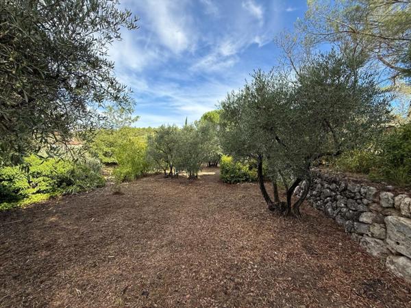 Rare sur le secteur : maison avec grand terrain clôturé, zone constructible et nombreuses possibilités de projet (investisseur, promoteur ou particulier).