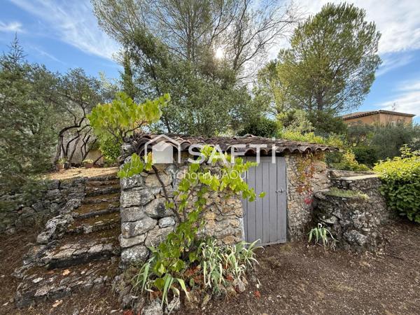 Rare sur le secteur : maison avec grand terrain clôturé, zone constructible et nombreuses possibilités de projet (investisseur, promoteur ou particulier).