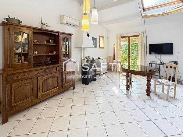 Rare sur le secteur : maison avec grand terrain clôturé, zone constructible et nombreuses possibilités de projet (investisseur, promoteur ou particulier).