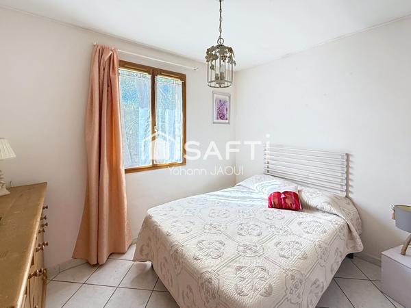 Rare sur le secteur : maison avec grand terrain clôturé, zone constructible et nombreuses possibilités de projet (investisseur, promoteur ou particulier).