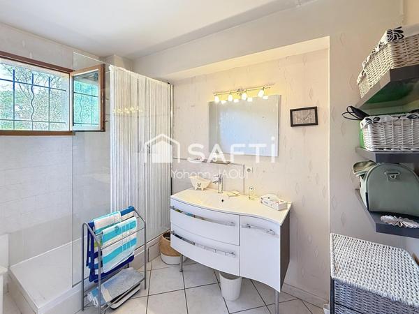 Rare sur le secteur : maison avec grand terrain clôturé, zone constructible et nombreuses possibilités de projet (investisseur, promoteur ou particulier).