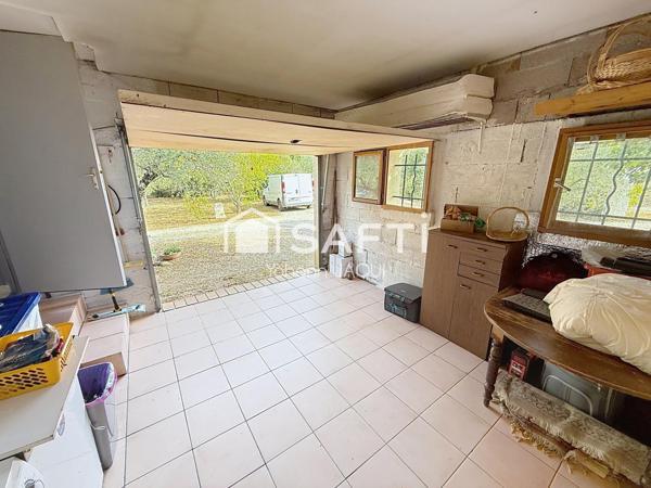 Rare sur le secteur : maison avec grand terrain clôturé, zone constructible et nombreuses possibilités de projet (investisseur, promoteur ou particulier).