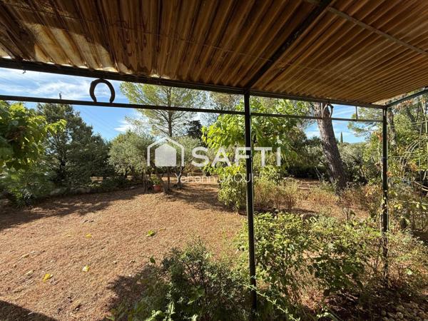 Rare sur le secteur : maison avec grand terrain clôturé, zone constructible et nombreuses possibilités de projet (investisseur, promoteur ou particulier).