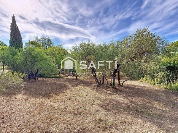 Rare sur le secteur : maison avec grand terrain clôturé, zone constructible et nombreuses possibilités de projet (investisseur, promoteur ou particulier).