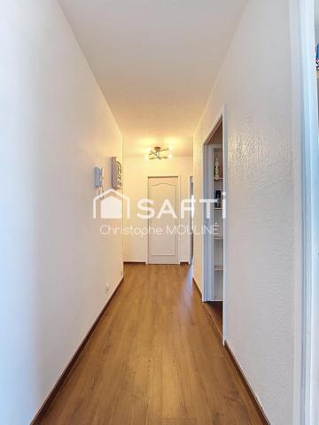 Joli deux pièces, très lumineux, très belle vue.