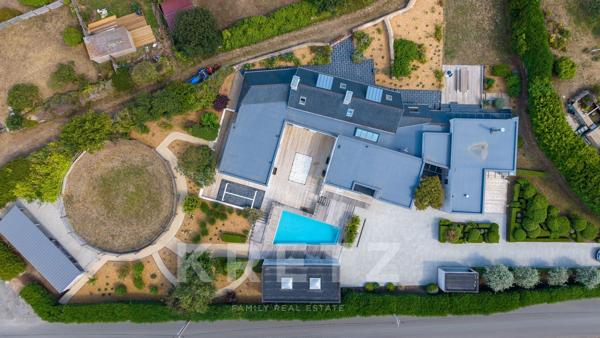 À vendre – Propriété de caractère avec vue mer, accès direct à la plage et prestations haut de gamme