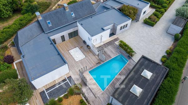 À vendre – Propriété de caractère avec vue mer, accès direct à la plage et prestations haut de gamme
