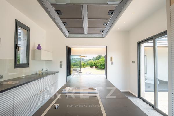 À vendre – Propriété de caractère avec vue mer, accès direct à la plage et prestations haut de gamme
