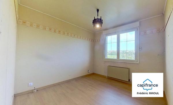 Maison de plain-pied avec sous-sol complet et grand terrain – Vue dégagée !