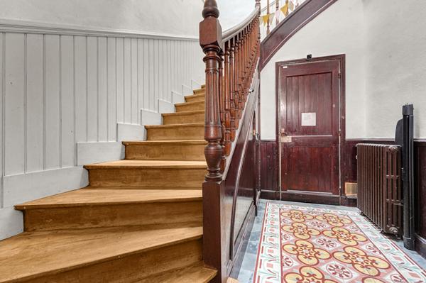 APPARTEMENT BAS CÔTE PAVÉE -