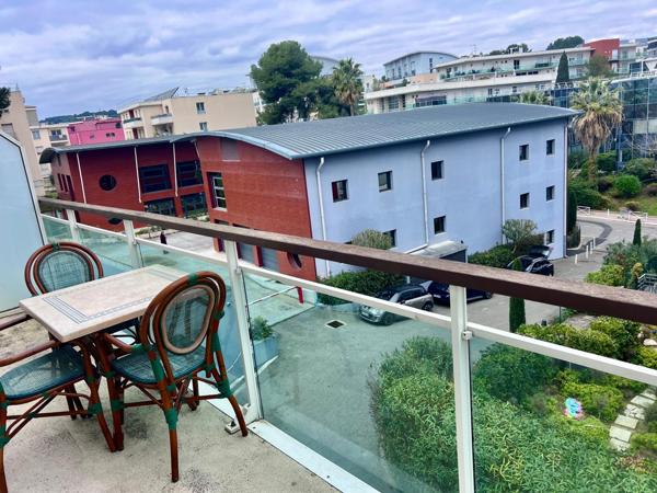 Antibes (06600) A vendre sur Antibes 2 pièces avec terrasse et parking privatif