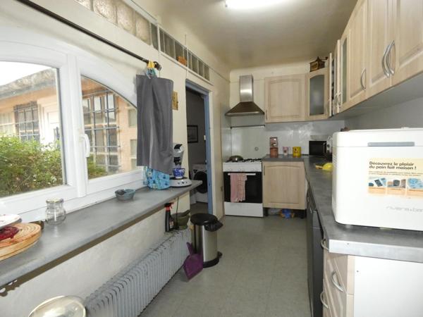 Maison de ville plain pied 102m² sur terrain arboré de 261m² avec garage