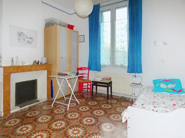 Maison de ville plain pied 102m² sur terrain arboré de 261m² avec garage