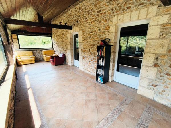 MAISON EN PIERRE A RESTAURER SUR 24474 m2