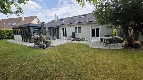 Au cœur du village Kaufman, venez découvrir ce beau plain-pied avec grande extension véranda et combles aménagés ! 

D'une surface de 150 m2 au total, cette maison se compose au RDC d'une entrée, d'une cuisine ouvrable sur le séjour + grande extension véranda récente de 30 m2 environ isolée et chauffée par une pompe à chaleur. Accès à un très beau jardin sans vis-à-vis. 
Accès garage et buanderie. 

Toujours au RDC, une SDB et trois chambres dont une suite parentale avec accès au jardin et salle d'eau privative.
Dans les combles aménagés, deux belles chambres et une pièce d'eau. Au total 4 chambres et un bureau. 

Situation idéale, au CALME et proches écoles et commerces.
Prestations énergétiques récentes : double vitrage, pompe à chaleur,  panneaux solaires.. pour un DPE en B et une gestion maîtrisée de l'énergie !


Visite sur RDV