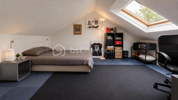 Au cœur du village Kaufman, venez découvrir ce beau plain-pied avec grande extension véranda et combles aménagés ! 

D'une surface de 150 m2 au total, cette maison se compose au RDC d'une entrée, d'une cuisine ouvrable sur le séjour + grande extension véranda récente de 30 m2 environ isolée et chauffée par une pompe à chaleur. Accès à un très beau jardin sans vis-à-vis. 
Accès garage et buanderie. 

Toujours au RDC, une SDB et trois chambres dont une suite parentale avec accès au jardin et salle d'eau privative.
Dans les combles aménagés, deux belles chambres et une pièce d'eau. Au total 4 chambres et un bureau. 

Situation idéale, au CALME et proches écoles et commerces.
Prestations énergétiques récentes : double vitrage, pompe à chaleur,  panneaux solaires.. pour un DPE en B et une gestion maîtrisée de l'énergie !


Visite sur RDV