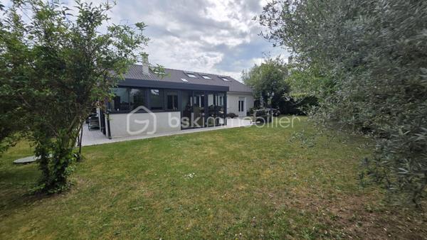 Au cœur du village Kaufman, venez découvrir ce beau plain-pied avec grande extension véranda et combles aménagés ! 

D'une surface de 150 m2 au total, cette maison se compose au RDC d'une entrée, d'une cuisine ouvrable sur le séjour + grande extension véranda récente de 30 m2 environ isolée et chauffée par une pompe à chaleur. Accès à un très beau jardin sans vis-à-vis. 
Accès garage et buanderie. 

Toujours au RDC, une SDB et trois chambres dont une suite parentale avec accès au jardin et salle d'eau privative.
Dans les combles aménagés, deux belles chambres et une pièce d'eau. Au total 4 chambres et un bureau. 

Situation idéale, au CALME et proches écoles et commerces.
Prestations énergétiques récentes : double vitrage, pompe à chaleur,  panneaux solaires.. pour un DPE en B et une gestion maîtrisée de l'énergie !


Visite sur RDV