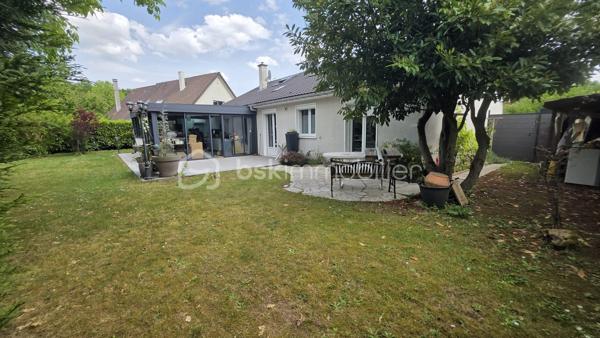 Au cœur du village Kaufman, venez découvrir ce beau plain-pied avec grande extension véranda et combles aménagés ! 

D'une surface de 150 m2 au total, cette maison se compose au RDC d'une entrée, d'une cuisine ouvrable sur le séjour + grande extension véranda récente de 30 m2 environ isolée et chauffée par une pompe à chaleur. Accès à un très beau jardin sans vis-à-vis. 
Accès garage et buanderie. 

Toujours au RDC, une SDB et trois chambres dont une suite parentale avec accès au jardin et salle d'eau privative.
Dans les combles aménagés, deux belles chambres et une pièce d'eau. Au total 4 chambres et un bureau. 

Situation idéale, au CALME et proches écoles et commerces.
Prestations énergétiques récentes : double vitrage, pompe à chaleur,  panneaux solaires.. pour un DPE en B et une gestion maîtrisée de l'énergie !


Visite sur RDV
