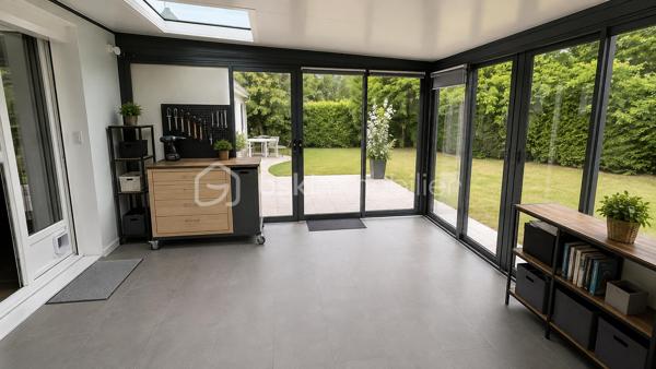 Au cœur du village Kaufman, venez découvrir ce beau plain-pied avec grande extension véranda et combles aménagés ! 

D'une surface de 150 m2 au total, cette maison se compose au RDC d'une entrée, d'une cuisine ouvrable sur le séjour + grande extension véranda récente de 30 m2 environ isolée et chauffée par une pompe à chaleur. Accès à un très beau jardin sans vis-à-vis. 
Accès garage et buanderie. 

Toujours au RDC, une SDB et trois chambres dont une suite parentale avec accès au jardin et salle d'eau privative.
Dans les combles aménagés, deux belles chambres et une pièce d'eau. Au total 4 chambres et un bureau. 

Situation idéale, au CALME et proches écoles et commerces.
Prestations énergétiques récentes : double vitrage, pompe à chaleur,  panneaux solaires.. pour un DPE en B et une gestion maîtrisée de l'énergie !


Visite sur RDV