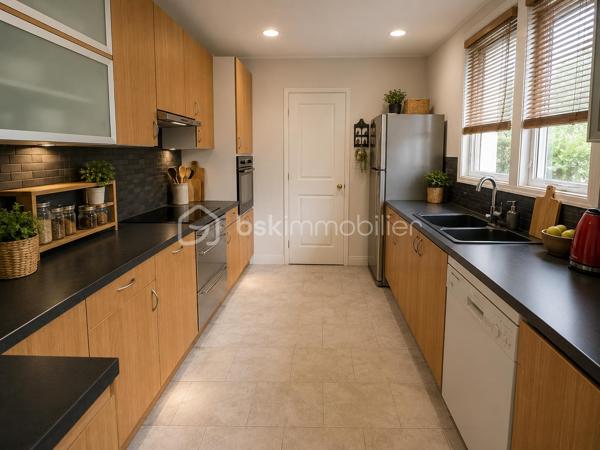 Au cœur du village Kaufman, venez découvrir ce beau plain-pied avec grande extension véranda et combles aménagés ! 

D'une surface de 150 m2 au total, cette maison se compose au RDC d'une entrée, d'une cuisine ouvrable sur le séjour + grande extension véranda récente de 30 m2 environ isolée et chauffée par une pompe à chaleur. Accès à un très beau jardin sans vis-à-vis. 
Accès garage et buanderie. 

Toujours au RDC, une SDB et trois chambres dont une suite parentale avec accès au jardin et salle d'eau privative.
Dans les combles aménagés, deux belles chambres et une pièce d'eau. Au total 4 chambres et un bureau. 

Situation idéale, au CALME et proches écoles et commerces.
Prestations énergétiques récentes : double vitrage, pompe à chaleur,  panneaux solaires.. pour un DPE en B et une gestion maîtrisée de l'énergie !


Visite sur RDV