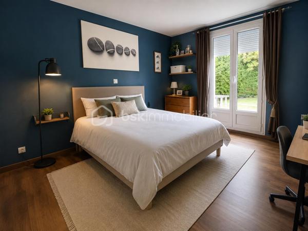 Au cœur du village Kaufman, venez découvrir ce beau plain-pied avec grande extension véranda et combles aménagés ! 

D'une surface de 150 m2 au total, cette maison se compose au RDC d'une entrée, d'une cuisine ouvrable sur le séjour + grande extension véranda récente de 30 m2 environ isolée et chauffée par une pompe à chaleur. Accès à un très beau jardin sans vis-à-vis. 
Accès garage et buanderie. 

Toujours au RDC, une SDB et trois chambres dont une suite parentale avec accès au jardin et salle d'eau privative.
Dans les combles aménagés, deux belles chambres et une pièce d'eau. Au total 4 chambres et un bureau. 

Situation idéale, au CALME et proches écoles et commerces.
Prestations énergétiques récentes : double vitrage, pompe à chaleur,  panneaux solaires.. pour un DPE en B et une gestion maîtrisée de l'énergie !


Visite sur RDV