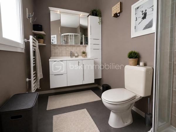 Au cœur du village Kaufman, venez découvrir ce beau plain-pied avec grande extension véranda et combles aménagés ! 

D'une surface de 150 m2 au total, cette maison se compose au RDC d'une entrée, d'une cuisine ouvrable sur le séjour + grande extension véranda récente de 30 m2 environ isolée et chauffée par une pompe à chaleur. Accès à un très beau jardin sans vis-à-vis. 
Accès garage et buanderie. 

Toujours au RDC, une SDB et trois chambres dont une suite parentale avec accès au jardin et salle d'eau privative.
Dans les combles aménagés, deux belles chambres et une pièce d'eau. Au total 4 chambres et un bureau. 

Situation idéale, au CALME et proches écoles et commerces.
Prestations énergétiques récentes : double vitrage, pompe à chaleur,  panneaux solaires.. pour un DPE en B et une gestion maîtrisée de l'énergie !


Visite sur RDV