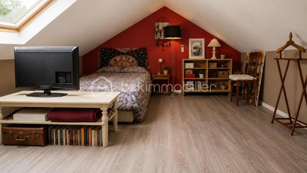 Au cœur du village Kaufman, venez découvrir ce beau plain-pied avec grande extension véranda et combles aménagés ! 

D'une surface de 150 m2 au total, cette maison se compose au RDC d'une entrée, d'une cuisine ouvrable sur le séjour + grande extension véranda récente de 30 m2 environ isolée et chauffée par une pompe à chaleur. Accès à un très beau jardin sans vis-à-vis. 
Accès garage et buanderie. 

Toujours au RDC, une SDB et trois chambres dont une suite parentale avec accès au jardin et salle d'eau privative.
Dans les combles aménagés, deux belles chambres et une pièce d'eau. Au total 4 chambres et un bureau. 

Situation idéale, au CALME et proches écoles et commerces.
Prestations énergétiques récentes : double vitrage, pompe à chaleur,  panneaux solaires.. pour un DPE en B et une gestion maîtrisée de l'énergie !


Visite sur RDV