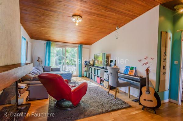 Découvrez cette maison de plain-pied dans un secteur très recherché pour sa calme et sa quiétude, à proximité immédiate à pied de l'école, du collège et du lycée. Depuis ces établissements d'ailleurs, un bus régulier vous emmène vers le RER B pour rejoindre Paris rapidement. 

Vous bénéficierez également d'un accès immédiat à pied aux installations sportives (tennis, gymnase, stade) et culturelles (salle de spectacle La Scène), ainsi qu'aux commerces à 2 minutes. 

Les amateurs apprécieront aussi le marché de Limours, très prisé dans le secteur les jeudis et dimanches matin.

Au sein du lotissement La Plaine du Couvent, découvrez cette maison de plain-pied implantée en impasse, à l'écart de toute circulation, offrant de nombreuses places de stationnement devant la maison, en plus du garage. Elle bénéficie d'une parcelle de 637 m², arborée, intimiste et préservée de tout vis-à-vis.

Elle se compose d'une entrée avec placard, d'un WC indépendant, d'une cuisine semi-ouverte sur un salon donnant accès à la terrasse, de 3 chambres dont une avec accès direct à la terrasse, d'une salle de bain et d'un dressing. Le garage offre également un espace de rangement supplémentaire et pourrait, comme cela se fait souvent, être aménagé en 4ᵉ chambre.

La maison est équipée de fenêtres double vitrage et d'une pompe à chaleur air-eau très récente, ainsi que d'une cheminée avec insert : des atouts qui se traduisent par un DPE en D. Cette configuration de plain-pied, agréable au quotidien, vous permettra de vous y sentir tout de suite bien, et plus encore après quelques travaux de rafraîchissement dans certaines pièces.

Disponible 7/7 ! 
Contactez-nous pour en savoir plus !