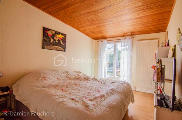 Découvrez cette maison de plain-pied dans un secteur très recherché pour sa calme et sa quiétude, à proximité immédiate à pied de l'école, du collège et du lycée. Depuis ces établissements d'ailleurs, un bus régulier vous emmène vers le RER B pour rejoindre Paris rapidement. 

Vous bénéficierez également d'un accès immédiat à pied aux installations sportives (tennis, gymnase, stade) et culturelles (salle de spectacle La Scène), ainsi qu'aux commerces à 2 minutes. 

Les amateurs apprécieront aussi le marché de Limours, très prisé dans le secteur les jeudis et dimanches matin.

Au sein du lotissement La Plaine du Couvent, découvrez cette maison de plain-pied implantée en impasse, à l'écart de toute circulation, offrant de nombreuses places de stationnement devant la maison, en plus du garage. Elle bénéficie d'une parcelle de 637 m², arborée, intimiste et préservée de tout vis-à-vis.

Elle se compose d'une entrée avec placard, d'un WC indépendant, d'une cuisine semi-ouverte sur un salon donnant accès à la terrasse, de 3 chambres dont une avec accès direct à la terrasse, d'une salle de bain et d'un dressing. Le garage offre également un espace de rangement supplémentaire et pourrait, comme cela se fait souvent, être aménagé en 4ᵉ chambre.

La maison est équipée de fenêtres double vitrage et d'une pompe à chaleur air-eau très récente, ainsi que d'une cheminée avec insert : des atouts qui se traduisent par un DPE en D. Cette configuration de plain-pied, agréable au quotidien, vous permettra de vous y sentir tout de suite bien, et plus encore après quelques travaux de rafraîchissement dans certaines pièces.

Disponible 7/7 ! 
Contactez-nous pour en savoir plus !