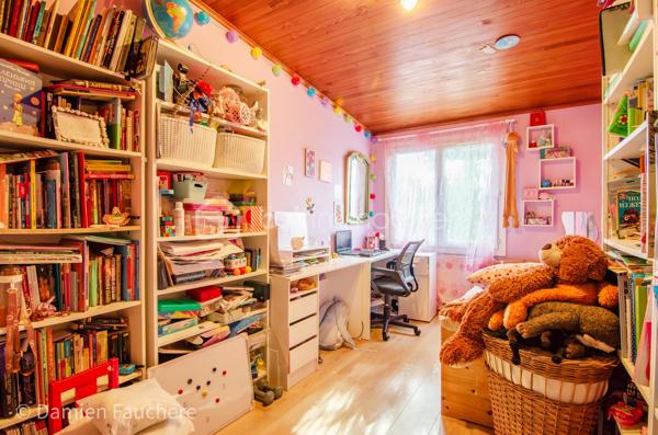 Découvrez cette maison de plain-pied dans un secteur très recherché pour sa calme et sa quiétude, à proximité immédiate à pied de l'école, du collège et du lycée. Depuis ces établissements d'ailleurs, un bus régulier vous emmène vers le RER B pour rejoindre Paris rapidement. 

Vous bénéficierez également d'un accès immédiat à pied aux installations sportives (tennis, gymnase, stade) et culturelles (salle de spectacle La Scène), ainsi qu'aux commerces à 2 minutes. 

Les amateurs apprécieront aussi le marché de Limours, très prisé dans le secteur les jeudis et dimanches matin.

Au sein du lotissement La Plaine du Couvent, découvrez cette maison de plain-pied implantée en impasse, à l'écart de toute circulation, offrant de nombreuses places de stationnement devant la maison, en plus du garage. Elle bénéficie d'une parcelle de 637 m², arborée, intimiste et préservée de tout vis-à-vis.

Elle se compose d'une entrée avec placard, d'un WC indépendant, d'une cuisine semi-ouverte sur un salon donnant accès à la terrasse, de 3 chambres dont une avec accès direct à la terrasse, d'une salle de bain et d'un dressing. Le garage offre également un espace de rangement supplémentaire et pourrait, comme cela se fait souvent, être aménagé en 4ᵉ chambre.

La maison est équipée de fenêtres double vitrage et d'une pompe à chaleur air-eau très récente, ainsi que d'une cheminée avec insert : des atouts qui se traduisent par un DPE en D. Cette configuration de plain-pied, agréable au quotidien, vous permettra de vous y sentir tout de suite bien, et plus encore après quelques travaux de rafraîchissement dans certaines pièces.

Disponible 7/7 ! 
Contactez-nous pour en savoir plus !
