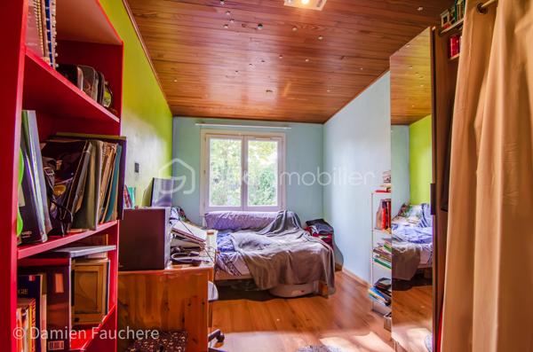 Découvrez cette maison de plain-pied dans un secteur très recherché pour sa calme et sa quiétude, à proximité immédiate à pied de l'école, du collège et du lycée. Depuis ces établissements d'ailleurs, un bus régulier vous emmène vers le RER B pour rejoindre Paris rapidement. 

Vous bénéficierez également d'un accès immédiat à pied aux installations sportives (tennis, gymnase, stade) et culturelles (salle de spectacle La Scène), ainsi qu'aux commerces à 2 minutes. 

Les amateurs apprécieront aussi le marché de Limours, très prisé dans le secteur les jeudis et dimanches matin.

Au sein du lotissement La Plaine du Couvent, découvrez cette maison de plain-pied implantée en impasse, à l'écart de toute circulation, offrant de nombreuses places de stationnement devant la maison, en plus du garage. Elle bénéficie d'une parcelle de 637 m², arborée, intimiste et préservée de tout vis-à-vis.

Elle se compose d'une entrée avec placard, d'un WC indépendant, d'une cuisine semi-ouverte sur un salon donnant accès à la terrasse, de 3 chambres dont une avec accès direct à la terrasse, d'une salle de bain et d'un dressing. Le garage offre également un espace de rangement supplémentaire et pourrait, comme cela se fait souvent, être aménagé en 4ᵉ chambre.

La maison est équipée de fenêtres double vitrage et d'une pompe à chaleur air-eau très récente, ainsi que d'une cheminée avec insert : des atouts qui se traduisent par un DPE en D. Cette configuration de plain-pied, agréable au quotidien, vous permettra de vous y sentir tout de suite bien, et plus encore après quelques travaux de rafraîchissement dans certaines pièces.

Disponible 7/7 ! 
Contactez-nous pour en savoir plus !