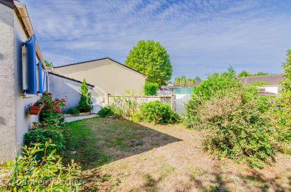 Découvrez cette maison de plain-pied dans un secteur très recherché pour sa calme et sa quiétude, à proximité immédiate à pied de l'école, du collège et du lycée. Depuis ces établissements d'ailleurs, un bus régulier vous emmène vers le RER B pour rejoindre Paris rapidement. 

Vous bénéficierez également d'un accès immédiat à pied aux installations sportives (tennis, gymnase, stade) et culturelles (salle de spectacle La Scène), ainsi qu'aux commerces à 2 minutes. 

Les amateurs apprécieront aussi le marché de Limours, très prisé dans le secteur les jeudis et dimanches matin.

Au sein du lotissement La Plaine du Couvent, découvrez cette maison de plain-pied implantée en impasse, à l'écart de toute circulation, offrant de nombreuses places de stationnement devant la maison, en plus du garage. Elle bénéficie d'une parcelle de 637 m², arborée, intimiste et préservée de tout vis-à-vis.

Elle se compose d'une entrée avec placard, d'un WC indépendant, d'une cuisine semi-ouverte sur un salon donnant accès à la terrasse, de 3 chambres dont une avec accès direct à la terrasse, d'une salle de bain et d'un dressing. Le garage offre également un espace de rangement supplémentaire et pourrait, comme cela se fait souvent, être aménagé en 4ᵉ chambre.

La maison est équipée de fenêtres double vitrage et d'une pompe à chaleur air-eau très récente, ainsi que d'une cheminée avec insert : des atouts qui se traduisent par un DPE en D. Cette configuration de plain-pied, agréable au quotidien, vous permettra de vous y sentir tout de suite bien, et plus encore après quelques travaux de rafraîchissement dans certaines pièces.

Disponible 7/7 ! 
Contactez-nous pour en savoir plus !