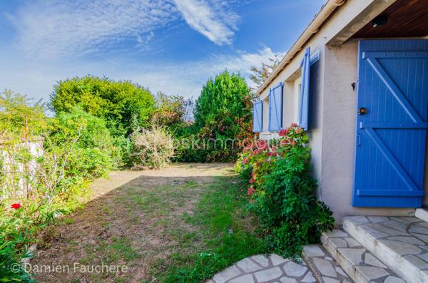 Découvrez cette maison de plain-pied dans un secteur très recherché pour sa calme et sa quiétude, à proximité immédiate à pied de l'école, du collège et du lycée. Depuis ces établissements d'ailleurs, un bus régulier vous emmène vers le RER B pour rejoindre Paris rapidement. 

Vous bénéficierez également d'un accès immédiat à pied aux installations sportives (tennis, gymnase, stade) et culturelles (salle de spectacle La Scène), ainsi qu'aux commerces à 2 minutes. 

Les amateurs apprécieront aussi le marché de Limours, très prisé dans le secteur les jeudis et dimanches matin.

Au sein du lotissement La Plaine du Couvent, découvrez cette maison de plain-pied implantée en impasse, à l'écart de toute circulation, offrant de nombreuses places de stationnement devant la maison, en plus du garage. Elle bénéficie d'une parcelle de 637 m², arborée, intimiste et préservée de tout vis-à-vis.

Elle se compose d'une entrée avec placard, d'un WC indépendant, d'une cuisine semi-ouverte sur un salon donnant accès à la terrasse, de 3 chambres dont une avec accès direct à la terrasse, d'une salle de bain et d'un dressing. Le garage offre également un espace de rangement supplémentaire et pourrait, comme cela se fait souvent, être aménagé en 4ᵉ chambre.

La maison est équipée de fenêtres double vitrage et d'une pompe à chaleur air-eau très récente, ainsi que d'une cheminée avec insert : des atouts qui se traduisent par un DPE en D. Cette configuration de plain-pied, agréable au quotidien, vous permettra de vous y sentir tout de suite bien, et plus encore après quelques travaux de rafraîchissement dans certaines pièces.

Disponible 7/7 ! 
Contactez-nous pour en savoir plus !