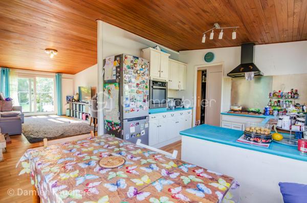 Découvrez cette maison de plain-pied dans un secteur très recherché pour sa calme et sa quiétude, à proximité immédiate à pied de l'école, du collège et du lycée. Depuis ces établissements d'ailleurs, un bus régulier vous emmène vers le RER B pour rejoindre Paris rapidement. 

Vous bénéficierez également d'un accès immédiat à pied aux installations sportives (tennis, gymnase, stade) et culturelles (salle de spectacle La Scène), ainsi qu'aux commerces à 2 minutes. 

Les amateurs apprécieront aussi le marché de Limours, très prisé dans le secteur les jeudis et dimanches matin.

Au sein du lotissement La Plaine du Couvent, découvrez cette maison de plain-pied implantée en impasse, à l'écart de toute circulation, offrant de nombreuses places de stationnement devant la maison, en plus du garage. Elle bénéficie d'une parcelle de 637 m², arborée, intimiste et préservée de tout vis-à-vis.

Elle se compose d'une entrée avec placard, d'un WC indépendant, d'une cuisine semi-ouverte sur un salon donnant accès à la terrasse, de 3 chambres dont une avec accès direct à la terrasse, d'une salle de bain et d'un dressing. Le garage offre également un espace de rangement supplémentaire et pourrait, comme cela se fait souvent, être aménagé en 4ᵉ chambre.

La maison est équipée de fenêtres double vitrage et d'une pompe à chaleur air-eau très récente, ainsi que d'une cheminée avec insert : des atouts qui se traduisent par un DPE en D. Cette configuration de plain-pied, agréable au quotidien, vous permettra de vous y sentir tout de suite bien, et plus encore après quelques travaux de rafraîchissement dans certaines pièces.

Disponible 7/7 ! 
Contactez-nous pour en savoir plus !