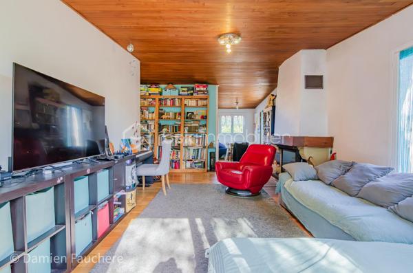 Découvrez cette maison de plain-pied dans un secteur très recherché pour sa calme et sa quiétude, à proximité immédiate à pied de l'école, du collège et du lycée. Depuis ces établissements d'ailleurs, un bus régulier vous emmène vers le RER B pour rejoindre Paris rapidement. 

Vous bénéficierez également d'un accès immédiat à pied aux installations sportives (tennis, gymnase, stade) et culturelles (salle de spectacle La Scène), ainsi qu'aux commerces à 2 minutes. 

Les amateurs apprécieront aussi le marché de Limours, très prisé dans le secteur les jeudis et dimanches matin.

Au sein du lotissement La Plaine du Couvent, découvrez cette maison de plain-pied implantée en impasse, à l'écart de toute circulation, offrant de nombreuses places de stationnement devant la maison, en plus du garage. Elle bénéficie d'une parcelle de 637 m², arborée, intimiste et préservée de tout vis-à-vis.

Elle se compose d'une entrée avec placard, d'un WC indépendant, d'une cuisine semi-ouverte sur un salon donnant accès à la terrasse, de 3 chambres dont une avec accès direct à la terrasse, d'une salle de bain et d'un dressing. Le garage offre également un espace de rangement supplémentaire et pourrait, comme cela se fait souvent, être aménagé en 4ᵉ chambre.

La maison est équipée de fenêtres double vitrage et d'une pompe à chaleur air-eau très récente, ainsi que d'une cheminée avec insert : des atouts qui se traduisent par un DPE en D. Cette configuration de plain-pied, agréable au quotidien, vous permettra de vous y sentir tout de suite bien, et plus encore après quelques travaux de rafraîchissement dans certaines pièces.

Disponible 7/7 ! 
Contactez-nous pour en savoir plus !