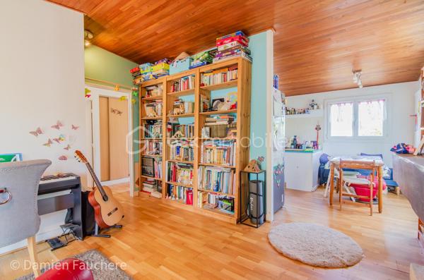Découvrez cette maison de plain-pied dans un secteur très recherché pour sa calme et sa quiétude, à proximité immédiate à pied de l'école, du collège et du lycée. Depuis ces établissements d'ailleurs, un bus régulier vous emmène vers le RER B pour rejoindre Paris rapidement. 

Vous bénéficierez également d'un accès immédiat à pied aux installations sportives (tennis, gymnase, stade) et culturelles (salle de spectacle La Scène), ainsi qu'aux commerces à 2 minutes. 

Les amateurs apprécieront aussi le marché de Limours, très prisé dans le secteur les jeudis et dimanches matin.

Au sein du lotissement La Plaine du Couvent, découvrez cette maison de plain-pied implantée en impasse, à l'écart de toute circulation, offrant de nombreuses places de stationnement devant la maison, en plus du garage. Elle bénéficie d'une parcelle de 637 m², arborée, intimiste et préservée de tout vis-à-vis.

Elle se compose d'une entrée avec placard, d'un WC indépendant, d'une cuisine semi-ouverte sur un salon donnant accès à la terrasse, de 3 chambres dont une avec accès direct à la terrasse, d'une salle de bain et d'un dressing. Le garage offre également un espace de rangement supplémentaire et pourrait, comme cela se fait souvent, être aménagé en 4ᵉ chambre.

La maison est équipée de fenêtres double vitrage et d'une pompe à chaleur air-eau très récente, ainsi que d'une cheminée avec insert : des atouts qui se traduisent par un DPE en D. Cette configuration de plain-pied, agréable au quotidien, vous permettra de vous y sentir tout de suite bien, et plus encore après quelques travaux de rafraîchissement dans certaines pièces.

Disponible 7/7 ! 
Contactez-nous pour en savoir plus !