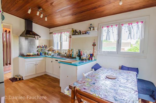 Découvrez cette maison de plain-pied dans un secteur très recherché pour sa calme et sa quiétude, à proximité immédiate à pied de l'école, du collège et du lycée. Depuis ces établissements d'ailleurs, un bus régulier vous emmène vers le RER B pour rejoindre Paris rapidement. 

Vous bénéficierez également d'un accès immédiat à pied aux installations sportives (tennis, gymnase, stade) et culturelles (salle de spectacle La Scène), ainsi qu'aux commerces à 2 minutes. 

Les amateurs apprécieront aussi le marché de Limours, très prisé dans le secteur les jeudis et dimanches matin.

Au sein du lotissement La Plaine du Couvent, découvrez cette maison de plain-pied implantée en impasse, à l'écart de toute circulation, offrant de nombreuses places de stationnement devant la maison, en plus du garage. Elle bénéficie d'une parcelle de 637 m², arborée, intimiste et préservée de tout vis-à-vis.

Elle se compose d'une entrée avec placard, d'un WC indépendant, d'une cuisine semi-ouverte sur un salon donnant accès à la terrasse, de 3 chambres dont une avec accès direct à la terrasse, d'une salle de bain et d'un dressing. Le garage offre également un espace de rangement supplémentaire et pourrait, comme cela se fait souvent, être aménagé en 4ᵉ chambre.

La maison est équipée de fenêtres double vitrage et d'une pompe à chaleur air-eau très récente, ainsi que d'une cheminée avec insert : des atouts qui se traduisent par un DPE en D. Cette configuration de plain-pied, agréable au quotidien, vous permettra de vous y sentir tout de suite bien, et plus encore après quelques travaux de rafraîchissement dans certaines pièces.

Disponible 7/7 ! 
Contactez-nous pour en savoir plus !