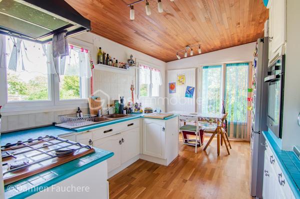 Découvrez cette maison de plain-pied dans un secteur très recherché pour sa calme et sa quiétude, à proximité immédiate à pied de l'école, du collège et du lycée. Depuis ces établissements d'ailleurs, un bus régulier vous emmène vers le RER B pour rejoindre Paris rapidement. 

Vous bénéficierez également d'un accès immédiat à pied aux installations sportives (tennis, gymnase, stade) et culturelles (salle de spectacle La Scène), ainsi qu'aux commerces à 2 minutes. 

Les amateurs apprécieront aussi le marché de Limours, très prisé dans le secteur les jeudis et dimanches matin.

Au sein du lotissement La Plaine du Couvent, découvrez cette maison de plain-pied implantée en impasse, à l'écart de toute circulation, offrant de nombreuses places de stationnement devant la maison, en plus du garage. Elle bénéficie d'une parcelle de 637 m², arborée, intimiste et préservée de tout vis-à-vis.

Elle se compose d'une entrée avec placard, d'un WC indépendant, d'une cuisine semi-ouverte sur un salon donnant accès à la terrasse, de 3 chambres dont une avec accès direct à la terrasse, d'une salle de bain et d'un dressing. Le garage offre également un espace de rangement supplémentaire et pourrait, comme cela se fait souvent, être aménagé en 4ᵉ chambre.

La maison est équipée de fenêtres double vitrage et d'une pompe à chaleur air-eau très récente, ainsi que d'une cheminée avec insert : des atouts qui se traduisent par un DPE en D. Cette configuration de plain-pied, agréable au quotidien, vous permettra de vous y sentir tout de suite bien, et plus encore après quelques travaux de rafraîchissement dans certaines pièces.

Disponible 7/7 ! 
Contactez-nous pour en savoir plus !