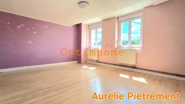 Maison de 181m², 4 chambres à rénover avec terrasse couverte et grand terrain.