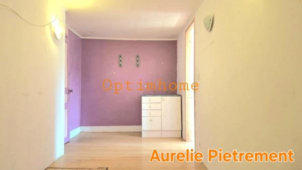 Maison de 181m², 4 chambres à rénover avec terrasse couverte et grand terrain.