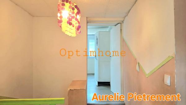 Maison de 181m², 4 chambres à rénover avec terrasse couverte et grand terrain.