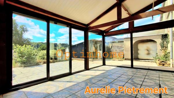 Maison de 181m², 4 chambres à rénover avec terrasse couverte et grand terrain.