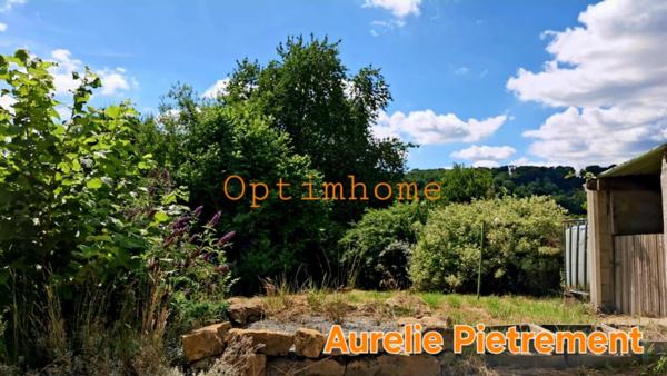 Maison de 181m², 4 chambres à rénover avec terrasse couverte et grand terrain.