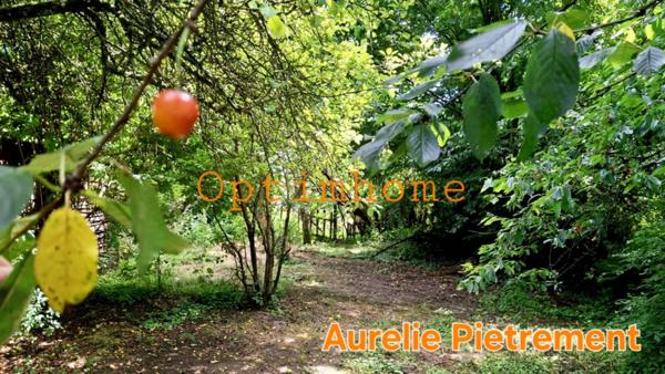 Maison de 181m², 4 chambres à rénover avec terrasse couverte et grand terrain.