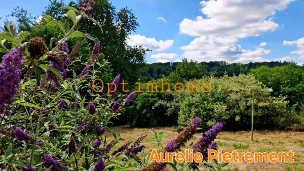 Maison de 181m², 4 chambres à rénover avec terrasse couverte et grand terrain.