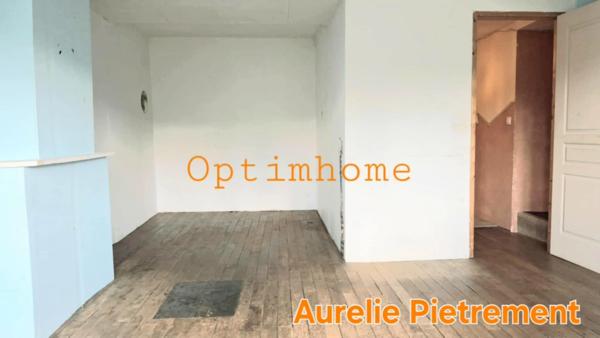 Maison de 181m², 4 chambres à rénover avec terrasse couverte et grand terrain.