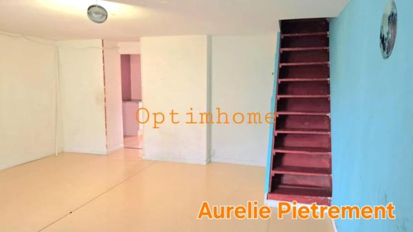 Maison de 181m², 4 chambres à rénover avec terrasse couverte et grand terrain.