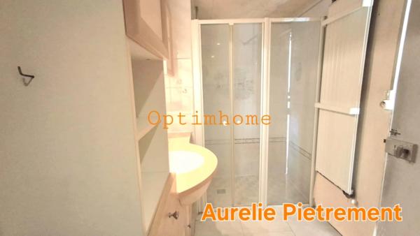 Maison de 181m², 4 chambres à rénover avec terrasse couverte et grand terrain.