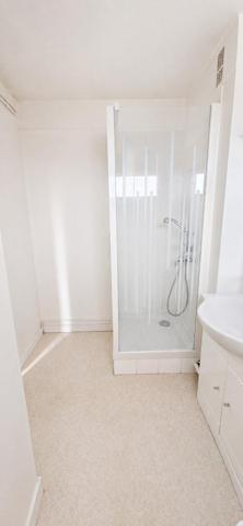 ROSCOFF – Agréable T1 bis avec balcon exposé sud, parking privé et petite vue mer et cave