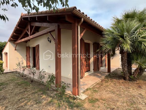 Maison située dans un quartier résidentiel recherché de Saujon.
Pour résidence principale ou investissement locatif.

10 minutes à pied du Lidl, de la piscine, et des lacs de La Lande.
15 minutes à pied du marché et des commerces.
Arrêt de bus tout proche.


COMPOSITION :

Entrée sur couloir.
Salon/séjour avec cuisine semi-ouverte, pour une superficie totale de 41 m2.

Une chambre de 10 m2 avec placard intégré.
Une chambre de 11,5 m2 avec placard intégré.
Une chambre de 10,5 m2.

Salle d’eau avec douche, baignoire et 2 lavabos.
WC indépendant.
Cellier/buanderie de 5 m2.

Climatisation réversible, et radiateurs électriques à panneaux radiants.  Cheminée dans le séjour.
Maison raccordée au tout à l’égout, et à la fibre optique.


EXTÉRIEUR :

Terrain clos de 514 m2 avec stationnement sur la parcelle.
Garage de 14,5 m2. 
Cabanon de rangement en bois.
Terrasse avec barbecue. 
Forage pour arrosage du jardin.


EMPLACEMENT PROCHE TOUTES COMMODITÉS :

Centre-ville accessible à pied/vélo/bus (Poste, boulangerie, pâtisseries, presse, pharmacies, médecins, etc…). 
Écoles et collège à 3 minutes en voiture.
Lidl à 10 minutes à pied, Super U et Intermarché à 3 minutes en voiture.
Espaces d’activités de plein air, promenades et piscine à 10 minutes à pied.
.